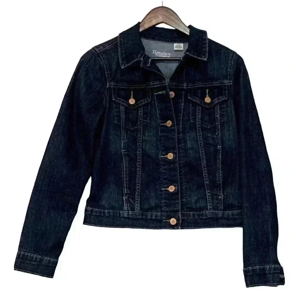 Levi’s women’s Signature midweight, dark wash Jean jacket w 2 front slit pockets